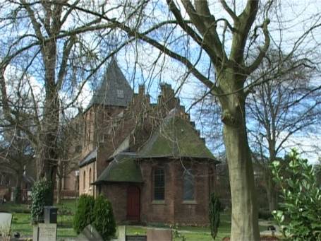 Gemeinde Berg en Dal NL : Ortschaft Beek, die kleinere Kirche steht auf dem Friedhof